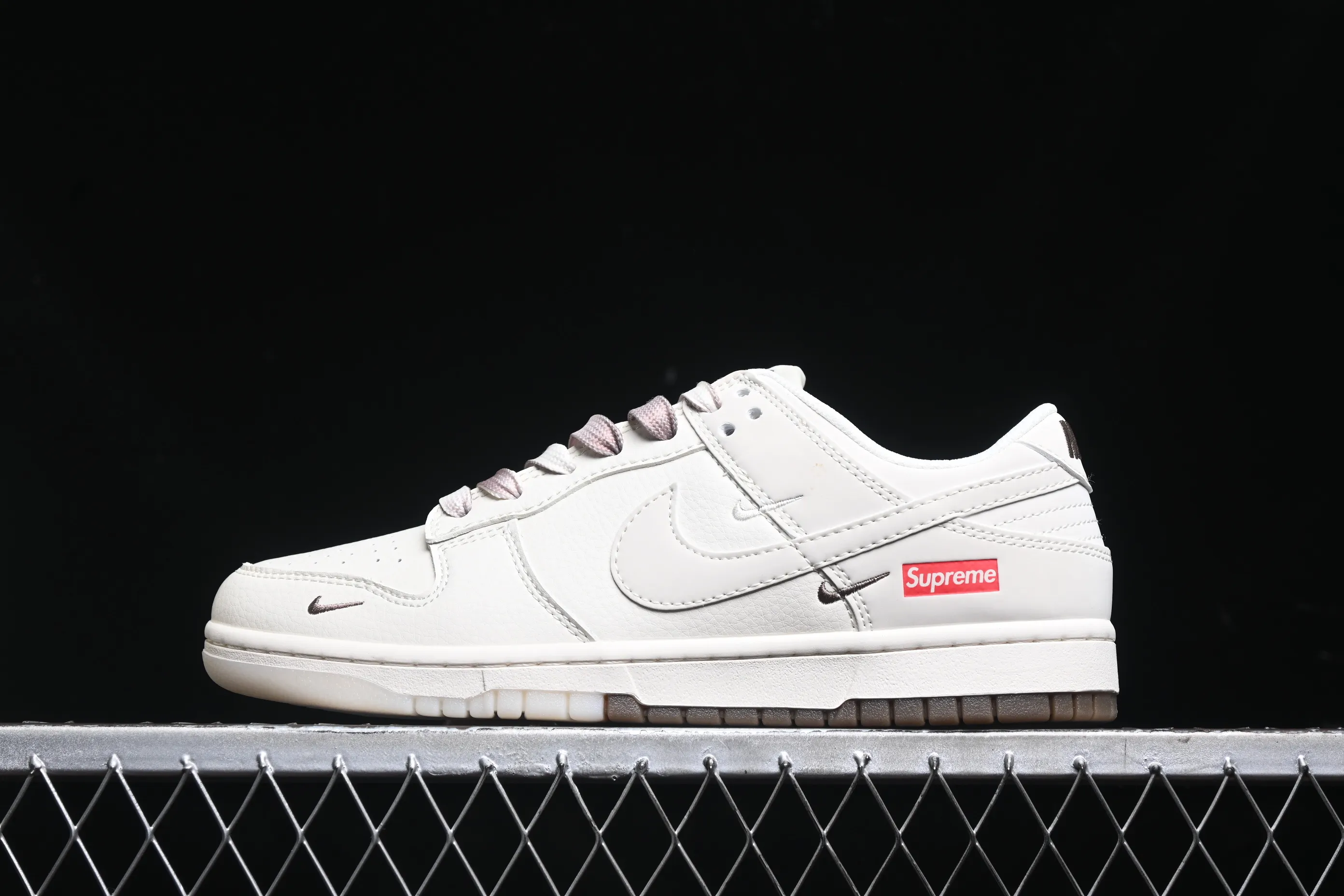 All categories Nk SB Dunk Series Nk SB Dunk Low High-end customized low-top sneakers Nk SB Dunk Low Supreme joint-white and brown double spelled with small hooks Anniversary high-end customized low-top casual sneakers BB8675-113